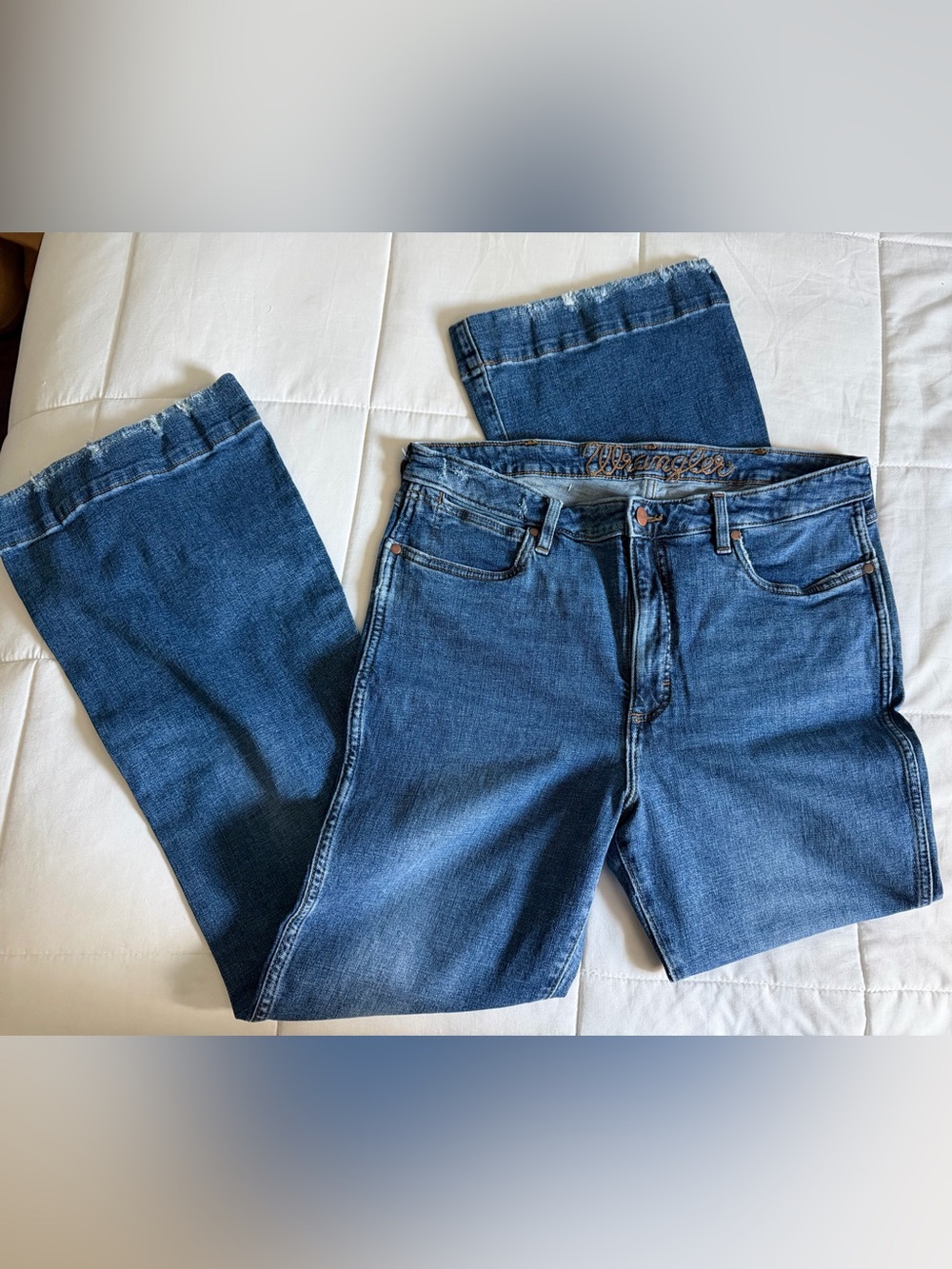 Women’s Wrangler Classic Blue Denim Flare/Bell Bottom Jeans - Size 14 ( 33X32)